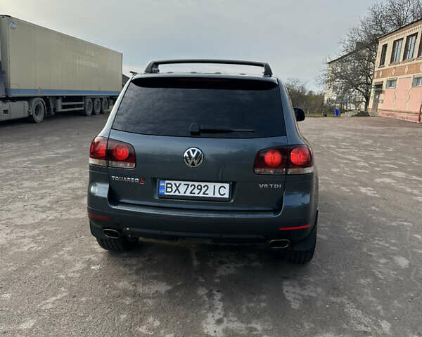 Серый Фольксваген Туарег, объемом двигателя 3 л и пробегом 265 тыс. км за 11500 $, фото 4 на Automoto.ua