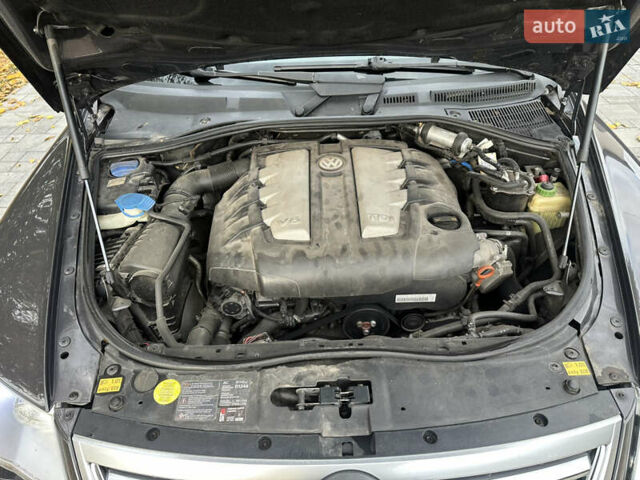 Сірий Фольксваген Туарег, об'ємом двигуна 2.97 л та пробігом 317 тис. км за 14000 $, фото 19 на Automoto.ua