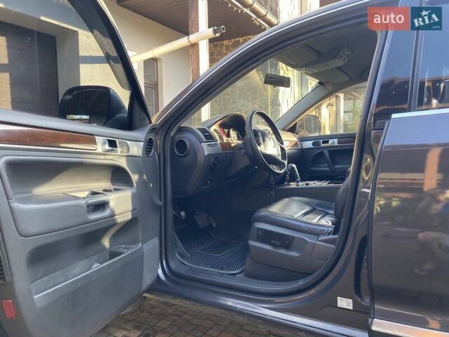 Серый Фольксваген Туарег, объемом двигателя 3 л и пробегом 377 тыс. км за 12500 $, фото 6 на Automoto.ua