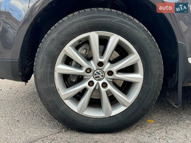 Серый Фольксваген Туарег, объемом двигателя 3 л и пробегом 400 тыс. км за 11890 $, фото 11 на Automoto.ua