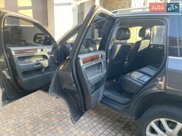 Серый Фольксваген Туарег, объемом двигателя 3 л и пробегом 377 тыс. км за 12500 $, фото 10 на Automoto.ua