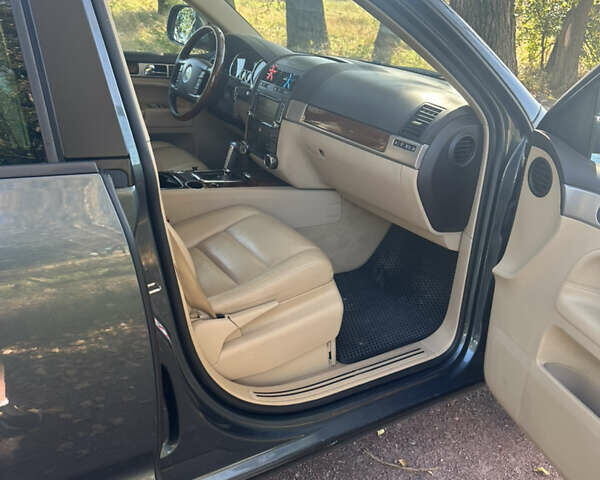 Серый Фольксваген Туарег, объемом двигателя 2.97 л и пробегом 315 тыс. км за 11700 $, фото 7 на Automoto.ua