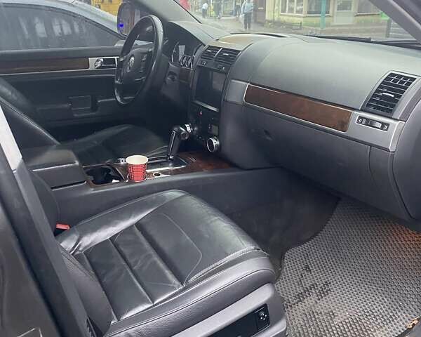 Серый Фольксваген Туарег, объемом двигателя 3.6 л и пробегом 290 тыс. км за 9700 $, фото 3 на Automoto.ua