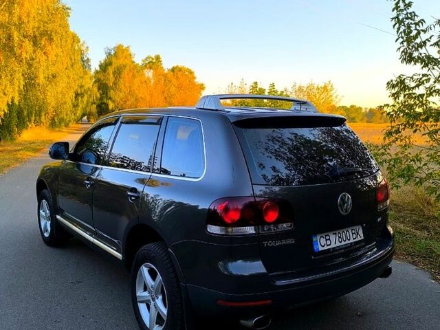 Сірий Фольксваген Туарег, об'ємом двигуна 3 л та пробігом 327 тис. км за 10900 $, фото 3 на Automoto.ua