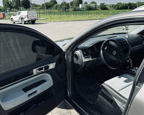 Сірий Фольксваген Туарег, об'ємом двигуна 3 л та пробігом 281 тис. км за 11999 $, фото 11 на Automoto.ua