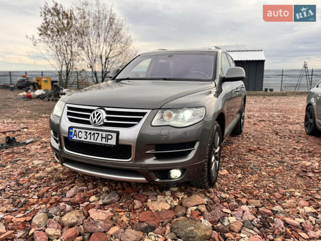 Серый Фольксваген Туарег, объемом двигателя 2.97 л и пробегом 264 тыс. км за 10500 $, фото 1 на Automoto.ua