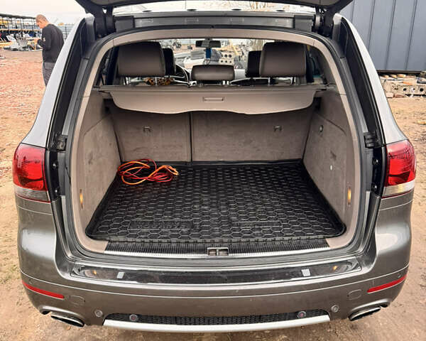 Серый Фольксваген Туарег, объемом двигателя 2.97 л и пробегом 264 тыс. км за 10500 $, фото 13 на Automoto.ua