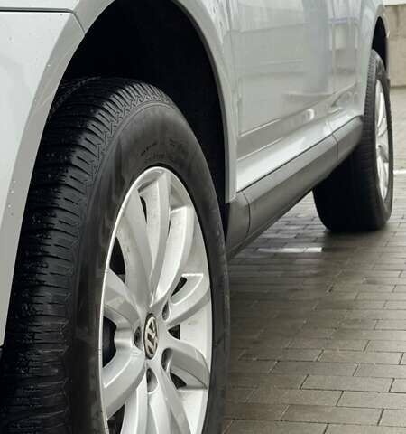 Серый Фольксваген Туарег, объемом двигателя 3 л и пробегом 266 тыс. км за 14000 $, фото 9 на Automoto.ua