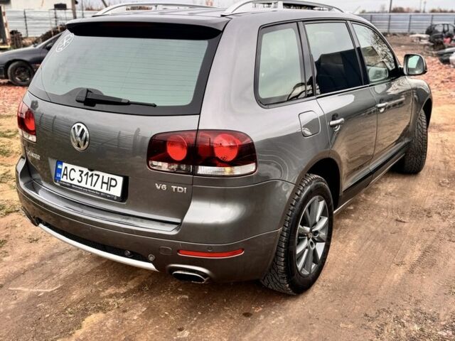 Сірий Фольксваген Туарег, об'ємом двигуна 3 л та пробігом 260 тис. км за 10500 $, фото 4 на Automoto.ua
