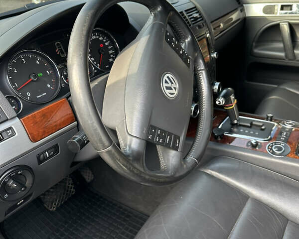 Серый Фольксваген Туарег, объемом двигателя 3 л и пробегом 265 тыс. км за 11500 $, фото 32 на Automoto.ua