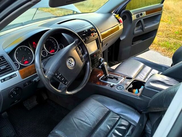 Сірий Фольксваген Туарег, об'ємом двигуна 3 л та пробігом 327 тис. км за 10900 $, фото 4 на Automoto.ua