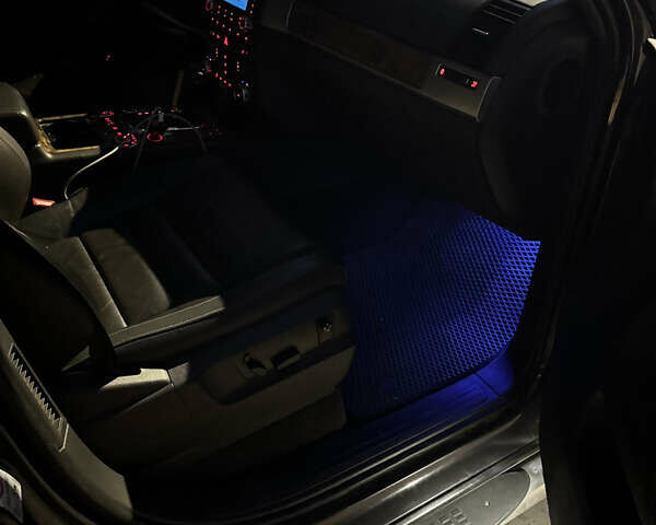 Серый Фольксваген Туарег, объемом двигателя 3 л и пробегом 305 тыс. км за 12500 $, фото 20 на Automoto.ua