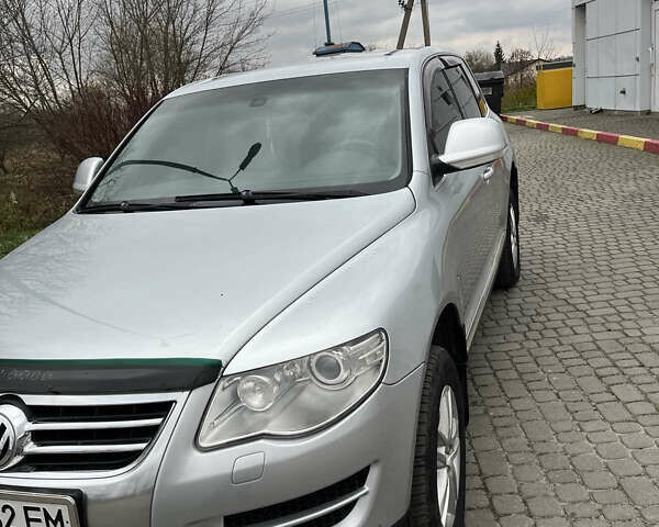 Серый Фольксваген Туарег, объемом двигателя 2.5 л и пробегом 273 тыс. км за 9500 $, фото 1 на Automoto.ua