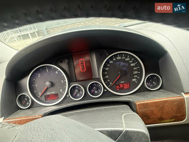 Серый Фольксваген Туарег, объемом двигателя 2.97 л и пробегом 385 тыс. км за 11000 $, фото 10 на Automoto.ua