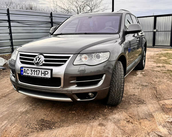 Серый Фольксваген Туарег, объемом двигателя 2.97 л и пробегом 264 тыс. км за 10500 $, фото 2 на Automoto.ua