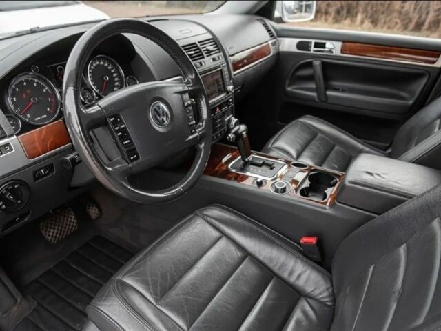 Серый Фольксваген Туарег, объемом двигателя 3 л и пробегом 252 тыс. км за 2650 $, фото 7 на Automoto.ua