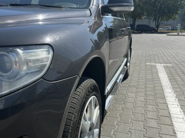 Сірий Фольксваген Туарег, об'ємом двигуна 3 л та пробігом 305 тис. км за 12500 $, фото 4 на Automoto.ua