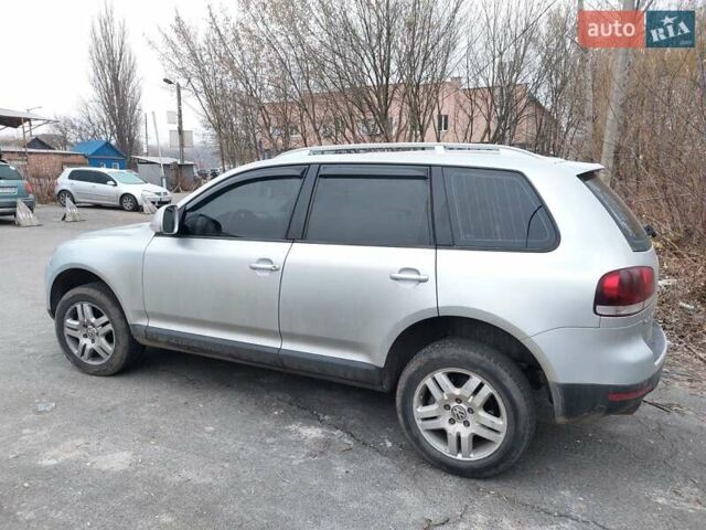 Сірий Фольксваген Туарег, об'ємом двигуна 3 л та пробігом 270 тис. км за 12500 $, фото 4 на Automoto.ua