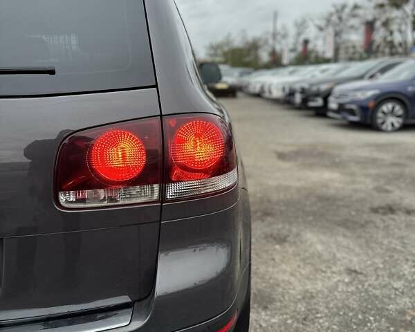 Сірий Фольксваген Туарег, об'ємом двигуна 2.97 л та пробігом 285 тис. км за 13400 $, фото 9 на Automoto.ua