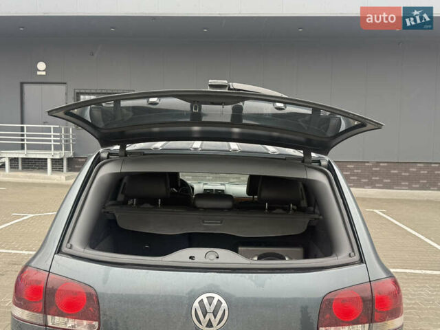 Серый Фольксваген Туарег, объемом двигателя 2.97 л и пробегом 385 тыс. км за 11000 $, фото 5 на Automoto.ua