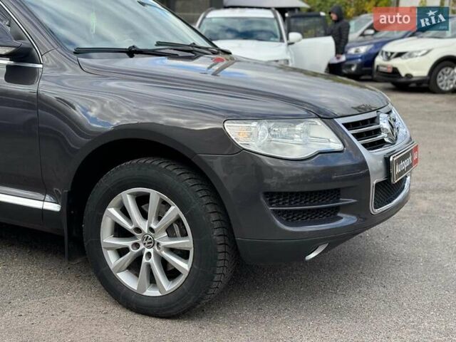 Серый Фольксваген Туарег, объемом двигателя 3 л и пробегом 400 тыс. км за 11890 $, фото 2 на Automoto.ua