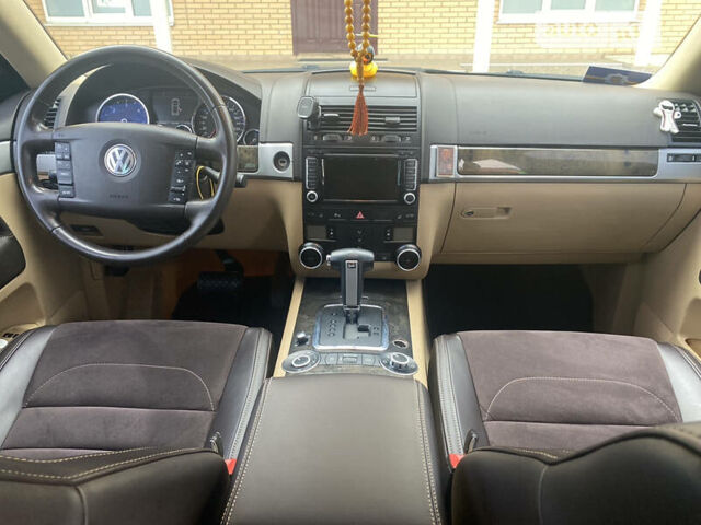 Сірий Фольксваген Туарег, об'ємом двигуна 3 л та пробігом 350 тис. км за 11999 $, фото 6 на Automoto.ua