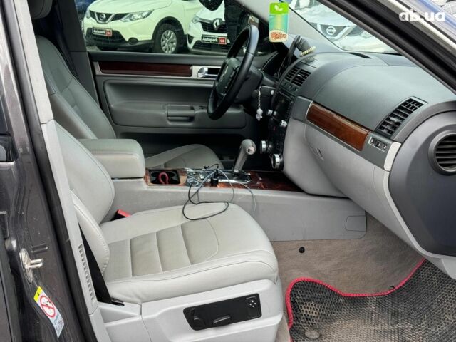 Серый Фольксваген Туарег, объемом двигателя 3 л и пробегом 400 тыс. км за 11890 $, фото 24 на Automoto.ua