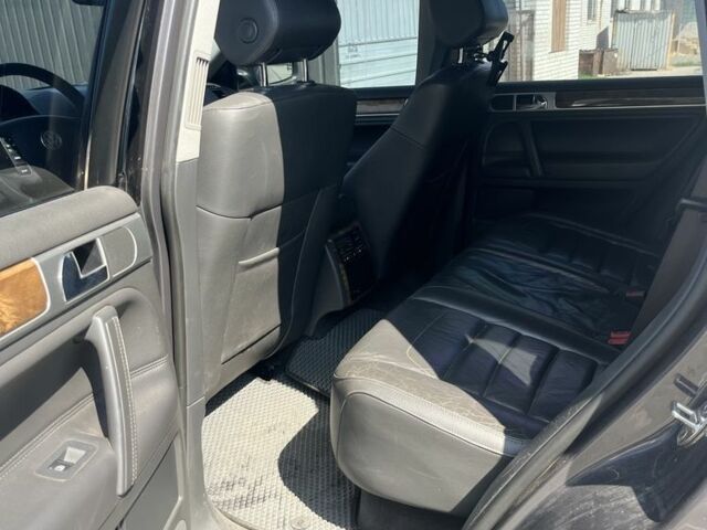 Сірий Фольксваген Туарег, об'ємом двигуна 3 л та пробігом 305 тис. км за 12500 $, фото 12 на Automoto.ua