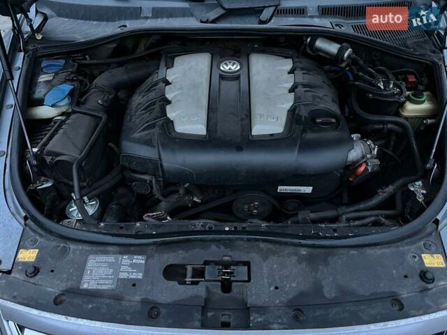 Серый Фольксваген Туарег, объемом двигателя 2.97 л и пробегом 351 тыс. км за 9000 $, фото 3 на Automoto.ua