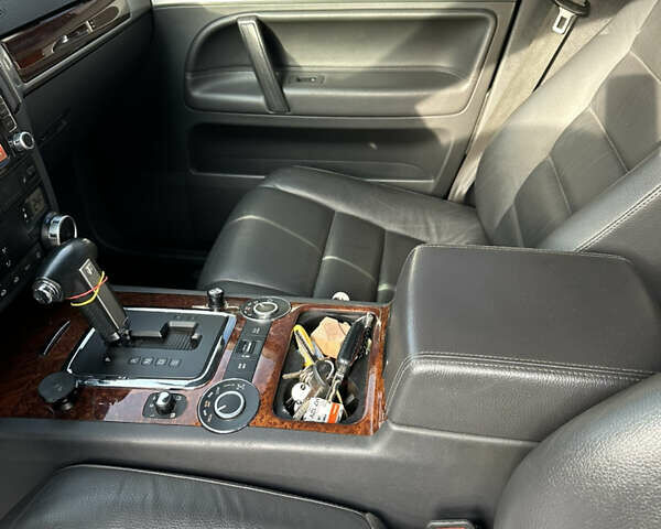 Серый Фольксваген Туарег, объемом двигателя 3 л и пробегом 265 тыс. км за 11500 $, фото 33 на Automoto.ua