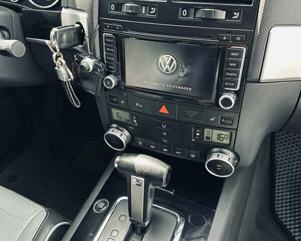 Сірий Фольксваген Туарег, об'ємом двигуна 3 л та пробігом 281 тис. км за 11999 $, фото 25 на Automoto.ua