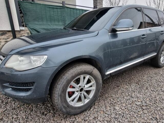 Серый Фольксваген Туарег, объемом двигателя 2.5 л и пробегом 296 тыс. км за 6200 $, фото 1 на Automoto.ua