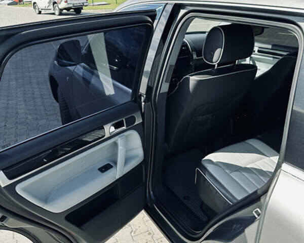 Сірий Фольксваген Туарег, об'ємом двигуна 3 л та пробігом 281 тис. км за 11999 $, фото 10 на Automoto.ua