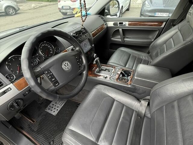 Сірий Фольксваген Туарег, об'ємом двигуна 3 л та пробігом 276 тис. км за 12000 $, фото 3 на Automoto.ua