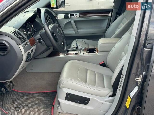 Серый Фольксваген Туарег, объемом двигателя 3 л и пробегом 400 тыс. км за 11890 $, фото 14 на Automoto.ua