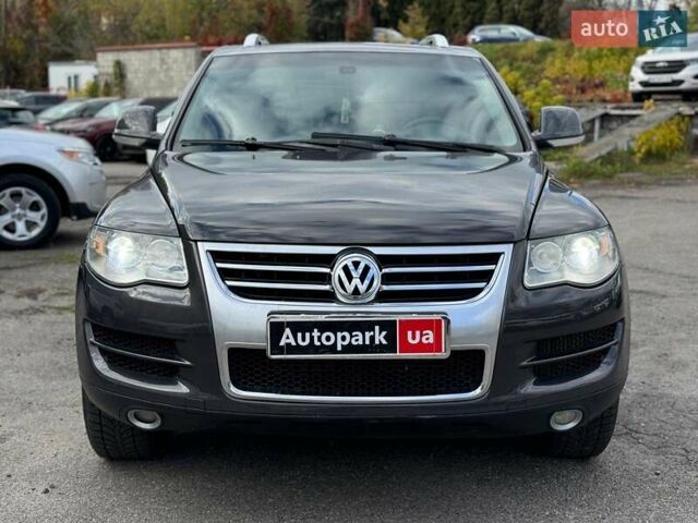 Серый Фольксваген Туарег, объемом двигателя 3 л и пробегом 400 тыс. км за 11890 $, фото 1 на Automoto.ua