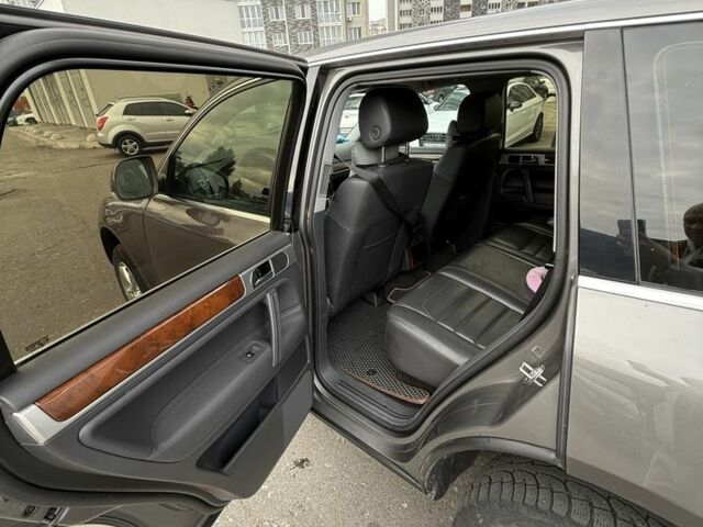 Сірий Фольксваген Туарег, об'ємом двигуна 3 л та пробігом 276 тис. км за 12000 $, фото 7 на Automoto.ua