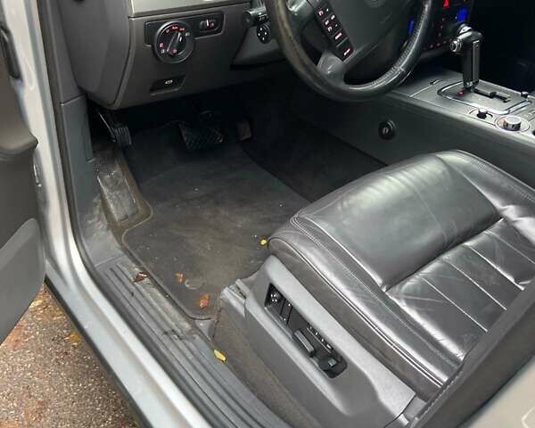 Серый Фольксваген Туарег, объемом двигателя 3 л и пробегом 236 тыс. км за 10500 $, фото 2 на Automoto.ua