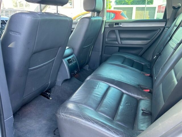 Сірий Фольксваген Туарег, об'ємом двигуна 3 л та пробігом 287 тис. км за 3321 $, фото 7 на Automoto.ua