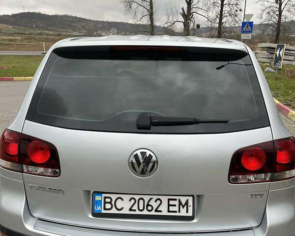 Серый Фольксваген Туарег, объемом двигателя 2.5 л и пробегом 273 тыс. км за 9500 $, фото 6 на Automoto.ua