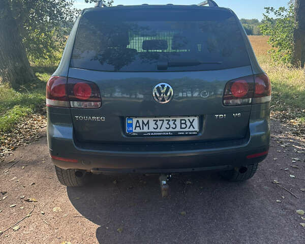 Серый Фольксваген Туарег, объемом двигателя 2.97 л и пробегом 315 тыс. км за 11700 $, фото 1 на Automoto.ua