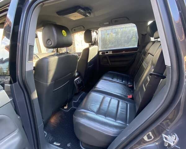 Серый Фольксваген Туарег, объемом двигателя 3 л и пробегом 377 тыс. км за 12500 $, фото 9 на Automoto.ua