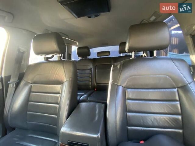 Серый Фольксваген Туарег, объемом двигателя 3 л и пробегом 377 тыс. км за 12500 $, фото 11 на Automoto.ua