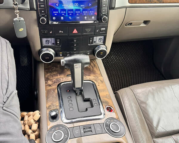 Серый Фольксваген Туарег, объемом двигателя 2.97 л и пробегом 264 тыс. км за 10500 $, фото 15 на Automoto.ua