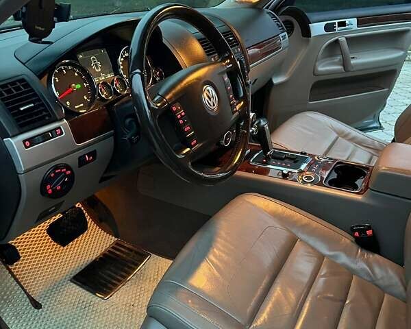 Серый Фольксваген Туарег, объемом двигателя 2.97 л и пробегом 351 тыс. км за 9000 $, фото 6 на Automoto.ua