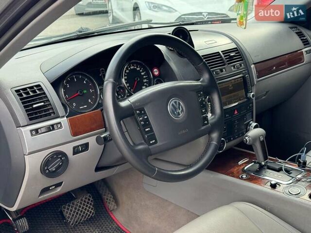 Серый Фольксваген Туарег, объемом двигателя 3 л и пробегом 400 тыс. км за 11890 $, фото 16 на Automoto.ua