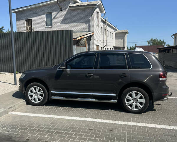 Серый Фольксваген Туарег, объемом двигателя 3 л и пробегом 305 тыс. км за 12500 $, фото 5 на Automoto.ua