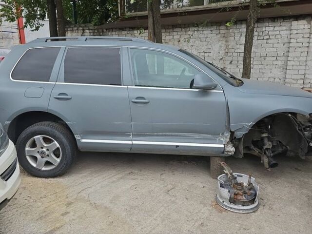 Серый Фольксваген Туарег, объемом двигателя 3 л и пробегом 200 тыс. км за 4000 $, фото 1 на Automoto.ua