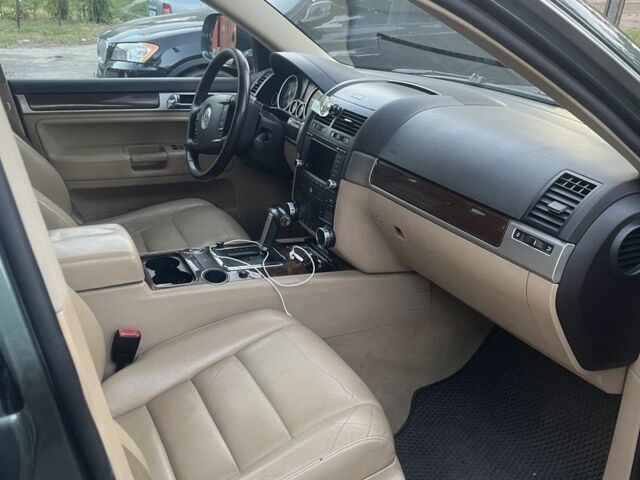 Серый Фольксваген Туарег, объемом двигателя 3 л и пробегом 362 тыс. км за 7500 $, фото 4 на Automoto.ua