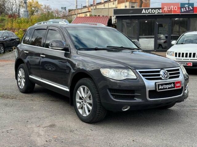 Серый Фольксваген Туарег, объемом двигателя 3 л и пробегом 400 тыс. км за 11890 $, фото 3 на Automoto.ua
